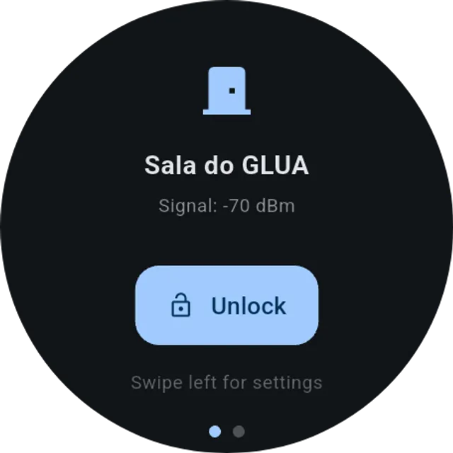 Aditus num ecrã redondo com Wear OS, com a Sala do GLUA selecionada e um botão para abrir a porta.